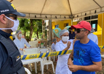 PRF no Piauí participa da vacinação de caminhoneiros contra o H1N1 nas BR 316 e 343